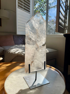 Clear Quartz Plate with Self Healing in Custom Stand
