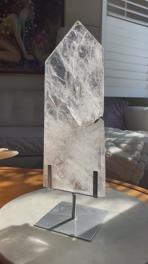 Clear Quartz Plate with Self Healing in Custom Stand